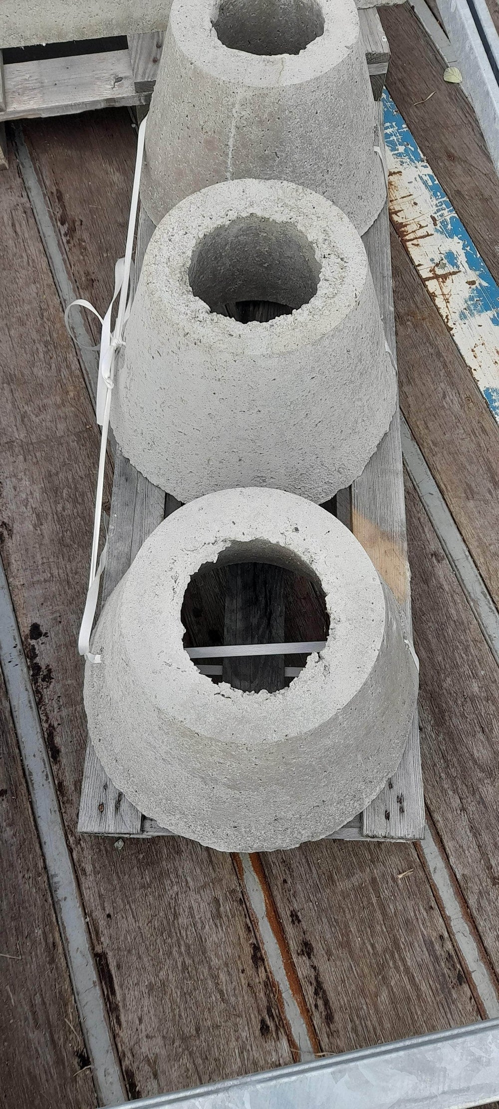 Extérieurs / VRD (réemploi)  -  Plot béton brut en forme conique, diamètre 40cm (réemploi)