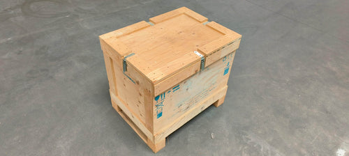 Quincaillerie (réemploi)  -  Caisse de transport en bois (contreplaqué) - 80x60x70 cm