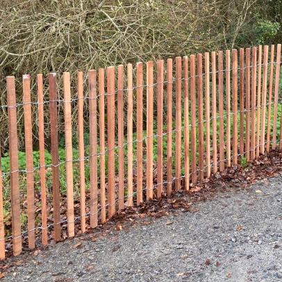 Ganivelle bois massif bois exotique rouge - hauteur 120 cm - L=5m - appointée (écart 4/5 cm)