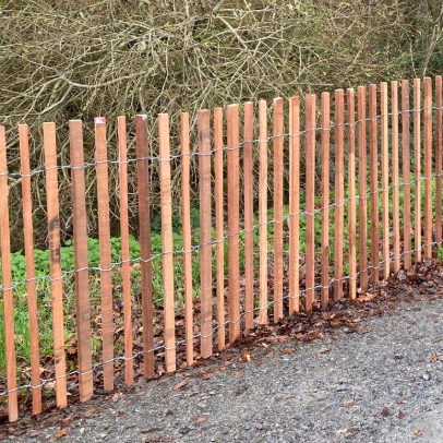 Ganivelle bois massif bois exotique rouge - hauteur 150 cm - L=5m - non appointée (ecart 6/7 cm)