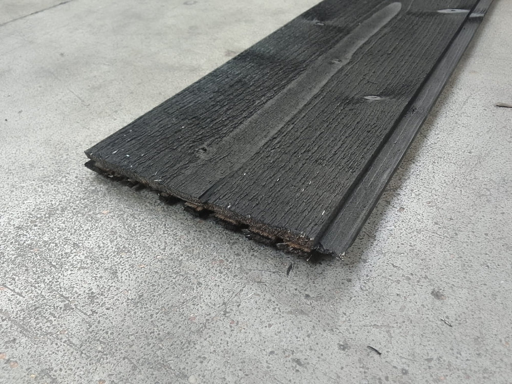 Lambris peint en noir brulé - brut de sciage - 12 x 135 - L=2,37m (déclassé)