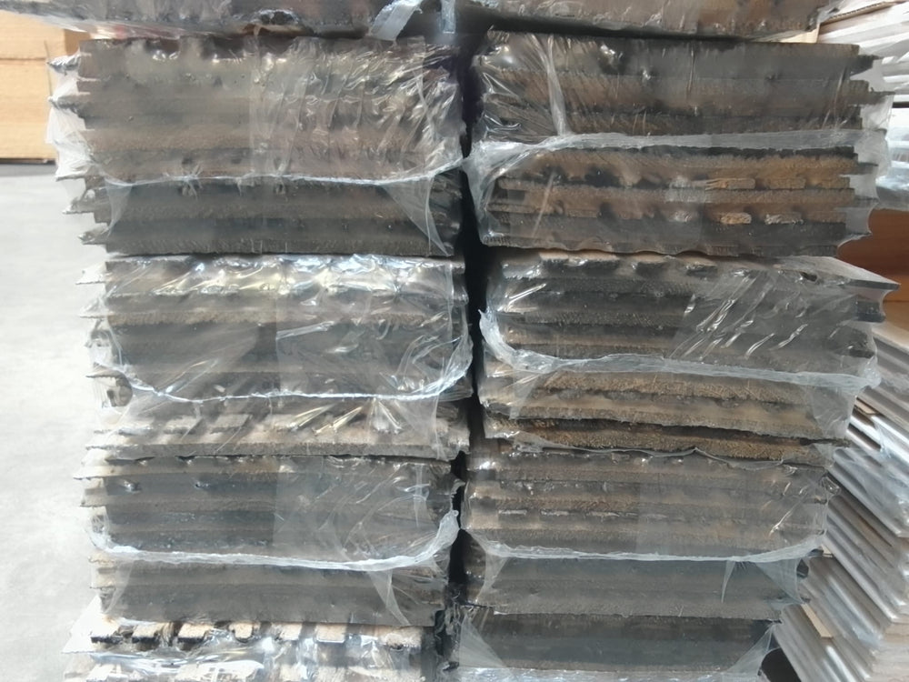 Lambris peint en noir brulé - brut de sciage - 12 x 135 - L=2,37m (déclassé)