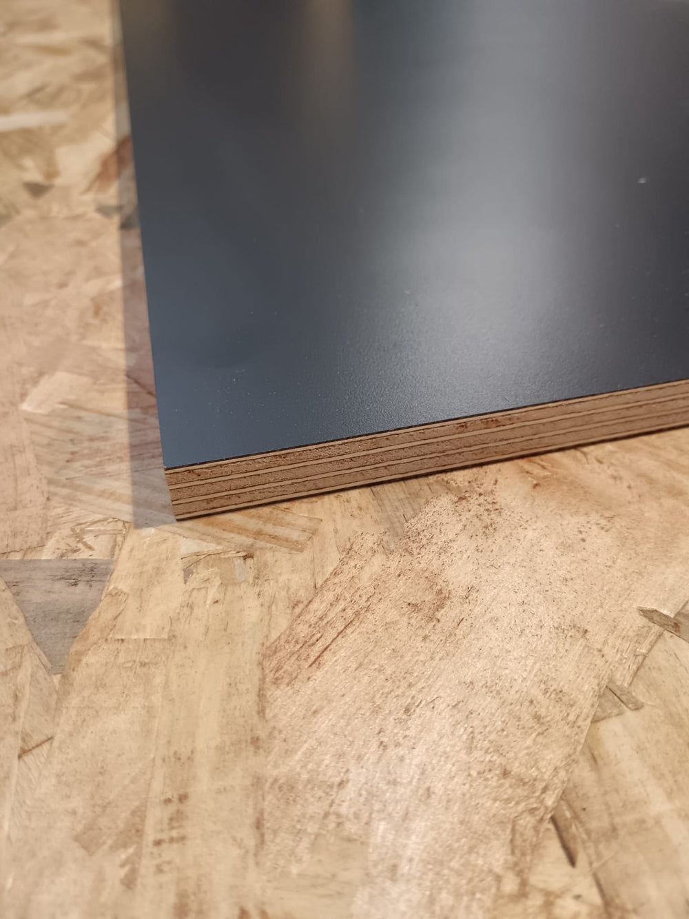 Contreplaqué 100% peuplier stratifié noir - 1220 x 550 x 15 mm (défaut visuel)