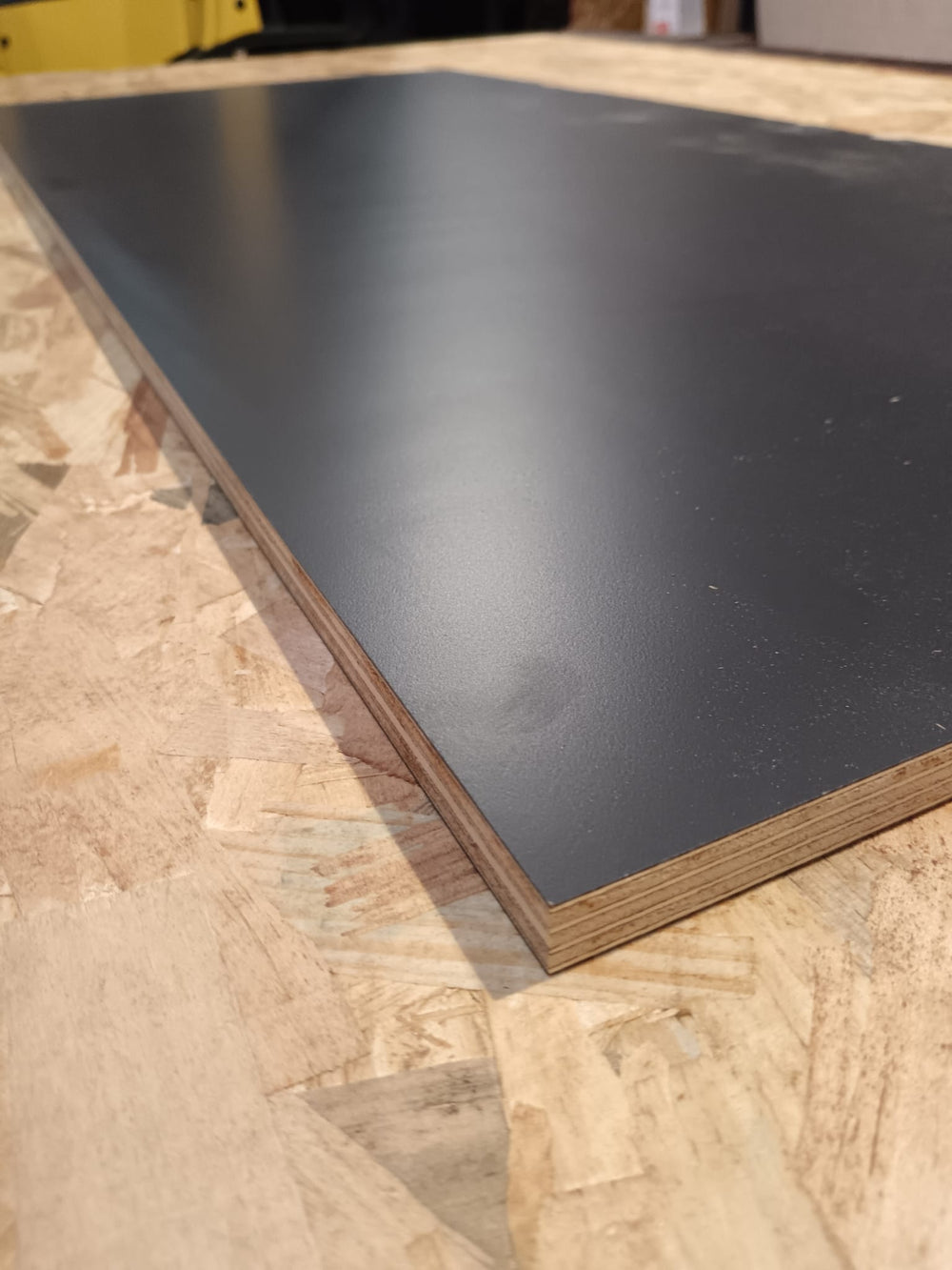 Contreplaqué 100% peuplier stratifié noir - 1220 x 550 x 15 mm (défaut visuel)