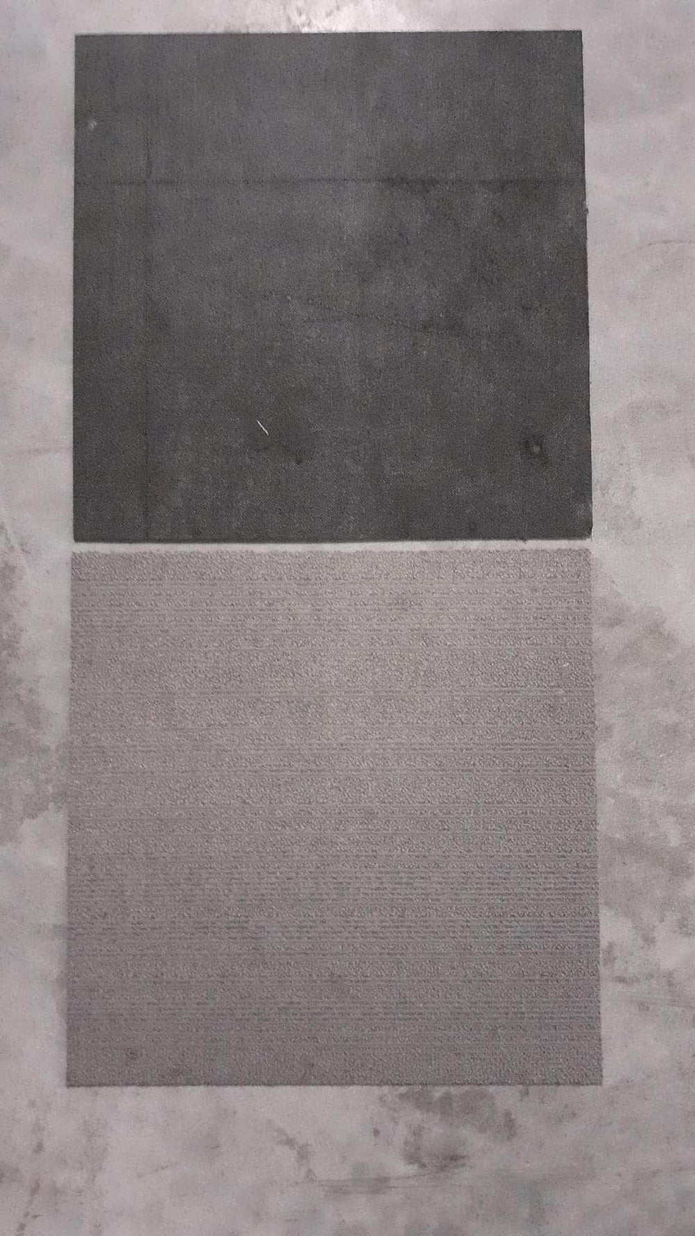 Dalle de moquette 50x50 cm gris foncé / à motif (réemploi)