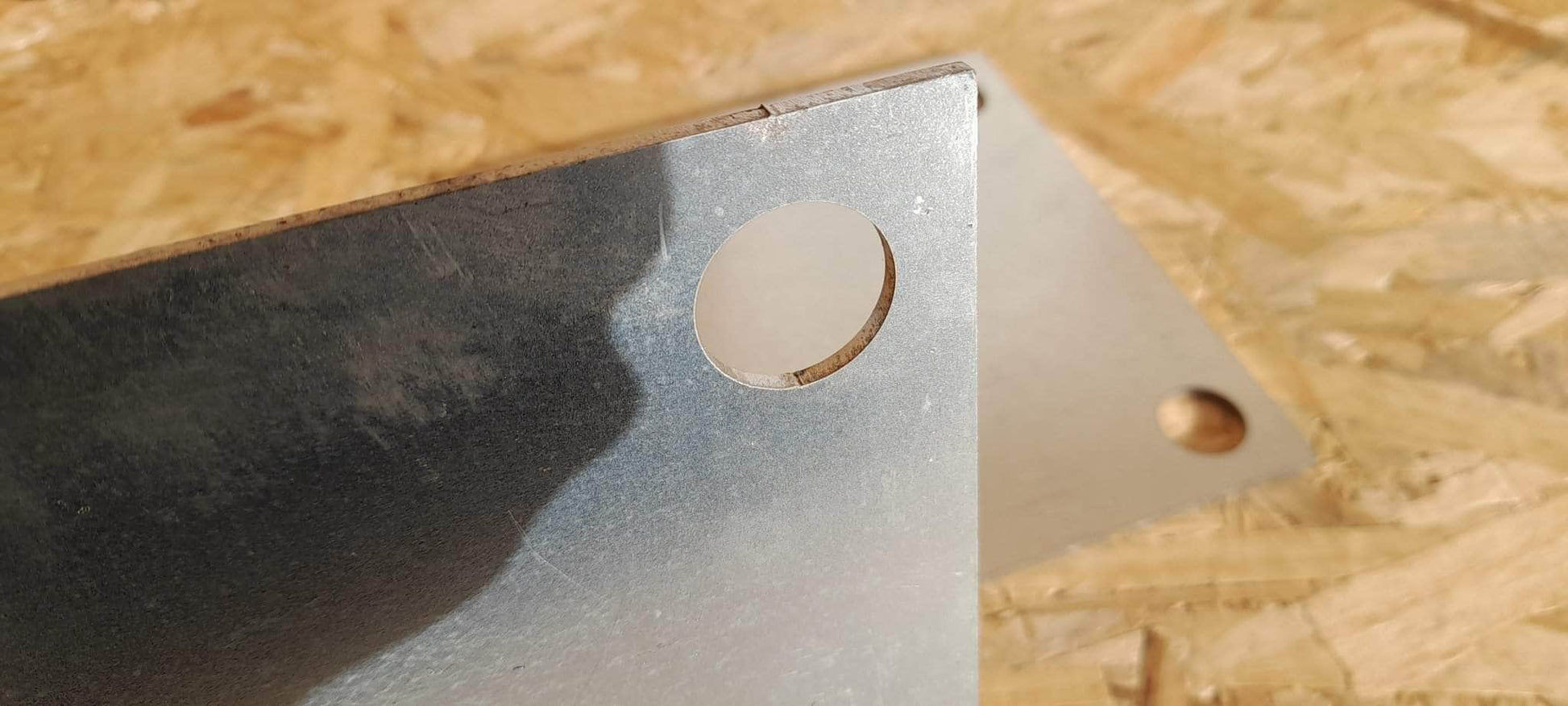 Réemploi  -  Platine acier galvanisé 200 x 200 x 3 mm, trouées 4 coins diamètre 24 mm (réemploi)