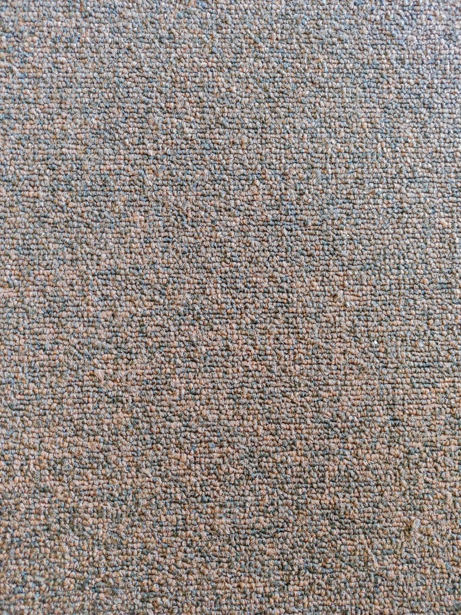 Dalle de moquette marron 50x50 cm (réemploi)