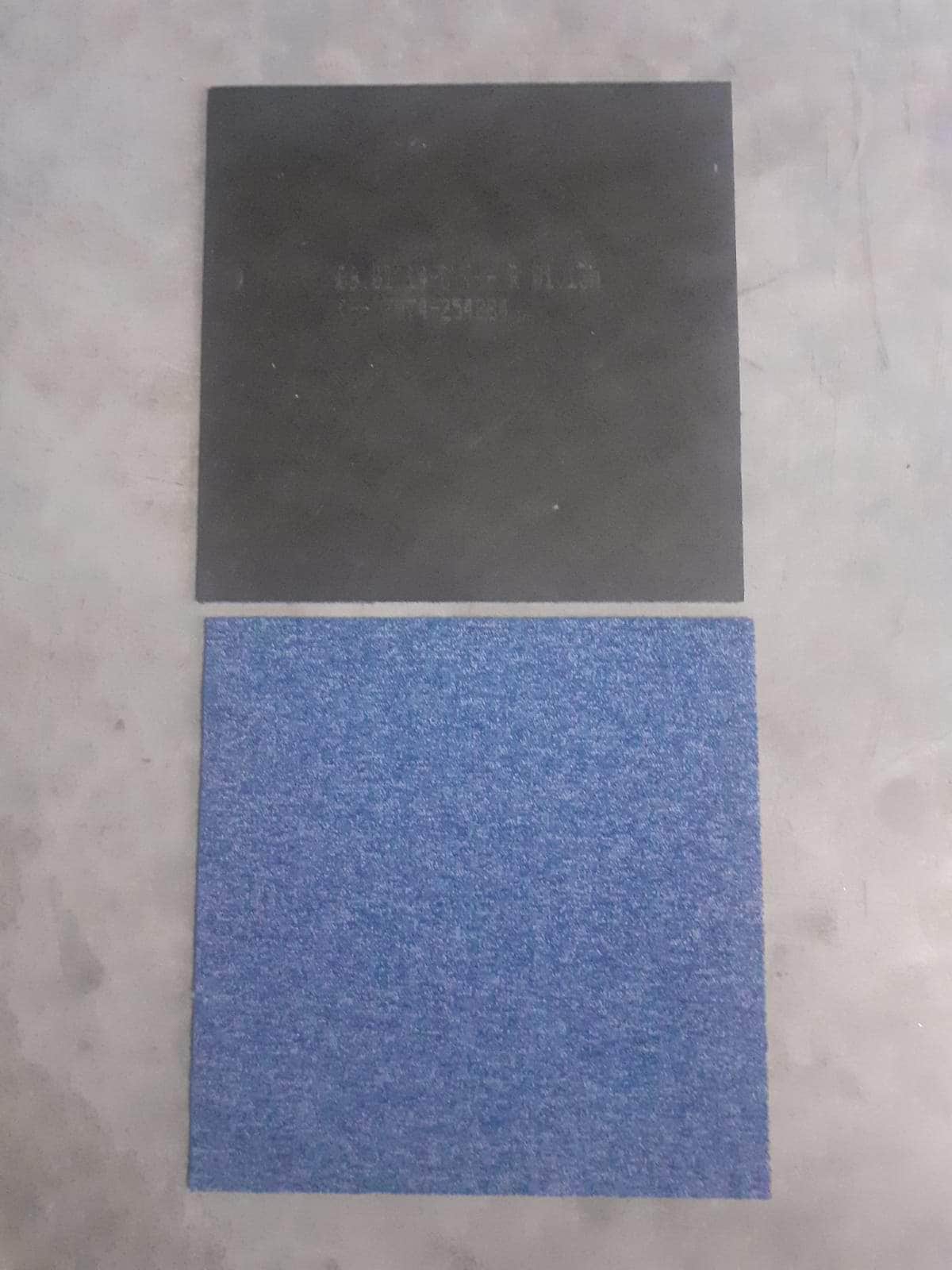 Réemploi  -  Dalle de moquette bleu gris 50x50 cm - 4€/m2 (réemploi)