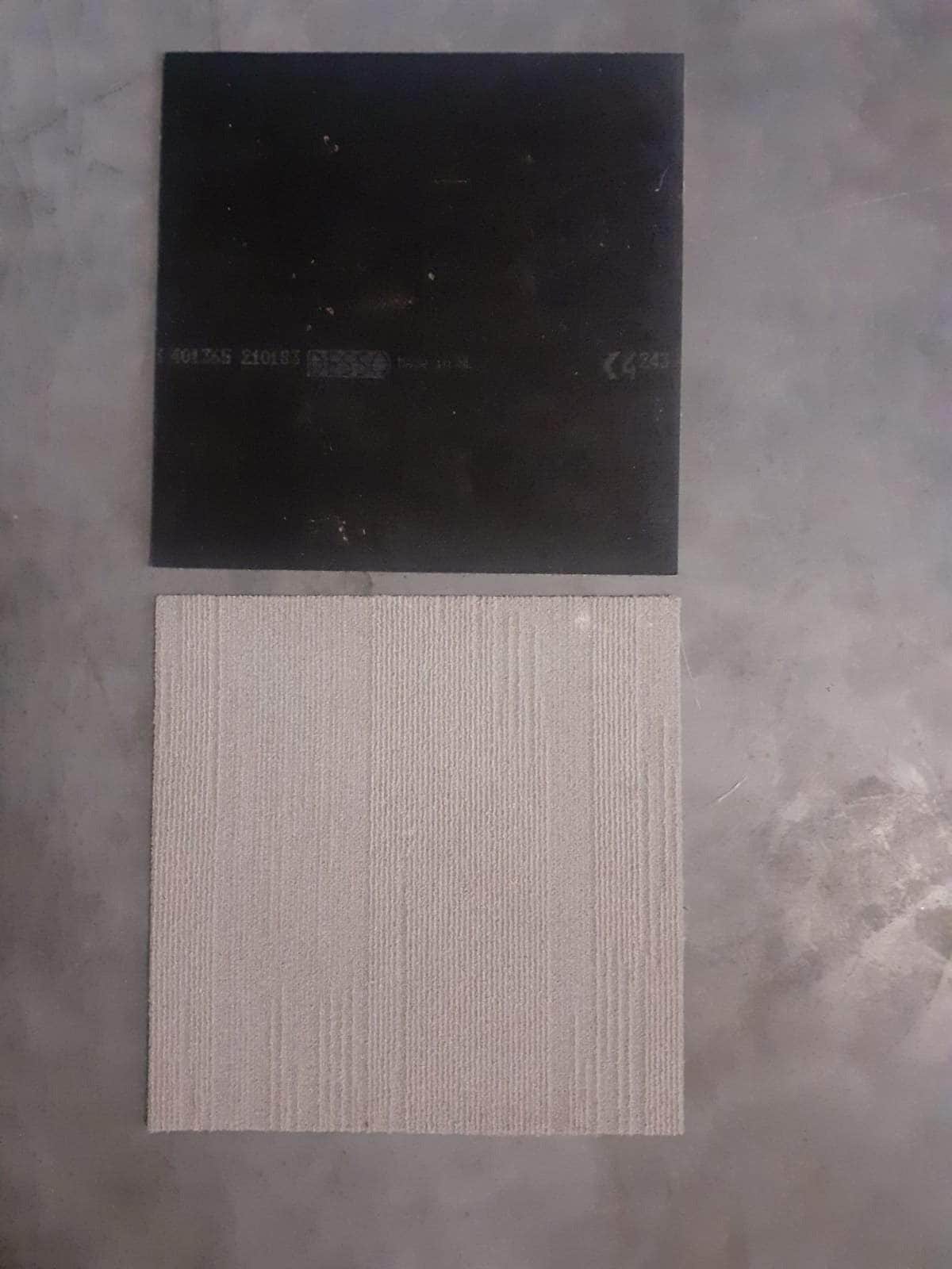 Réemploi  -  Dalle de moquette gris clair 50x50 cm (réemploi)