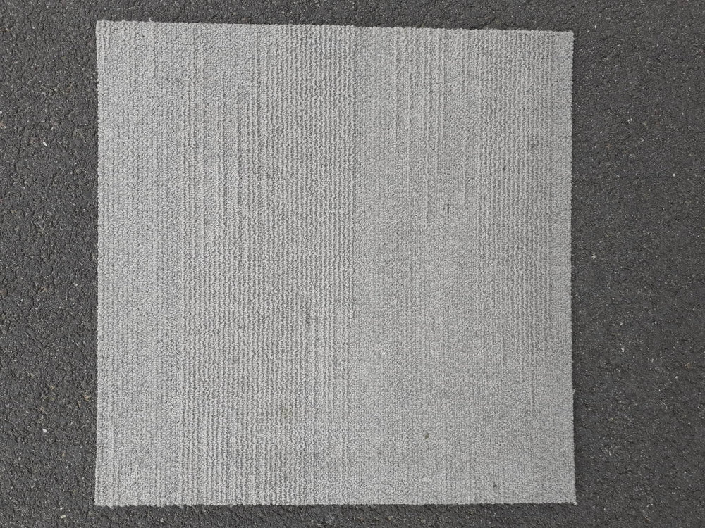 Dalle de moquette gris clair 50x50 cm (réemploi)
