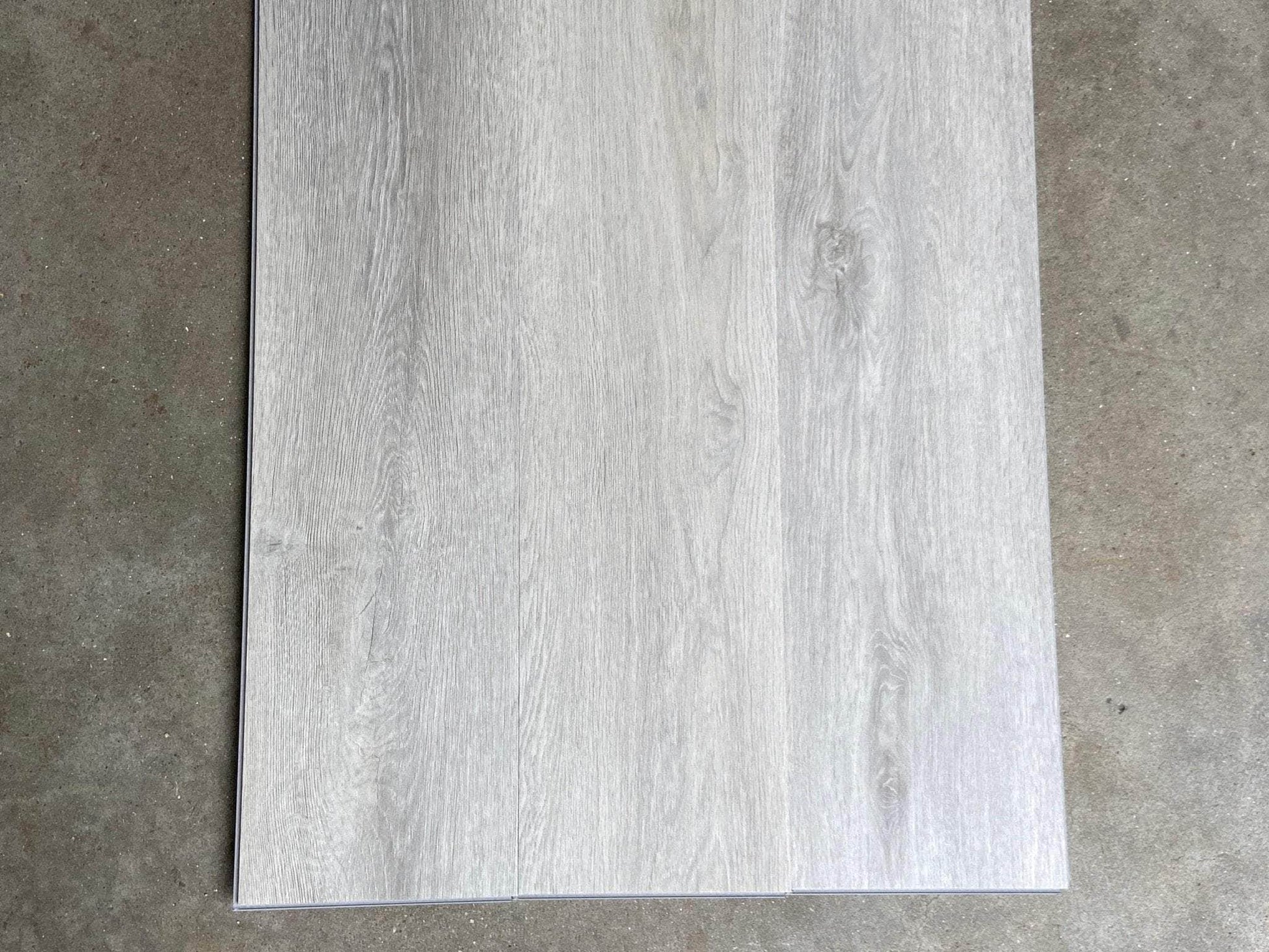 Sol PVC SPC Chêne gris 1220 x 180 × 5.5mm sous-couche intégrée