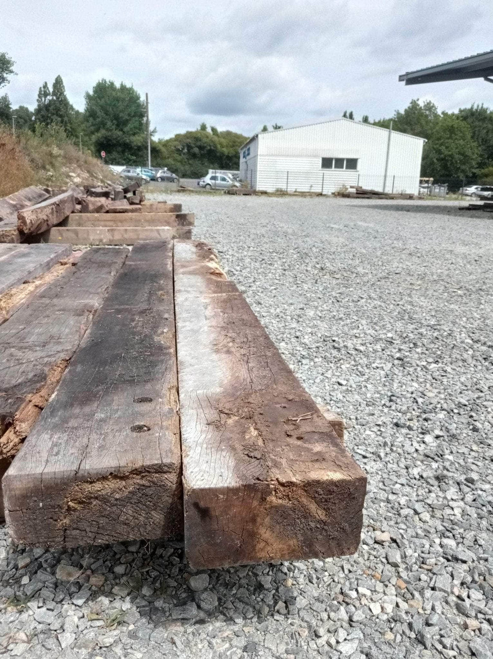 Traverses en bois exotique sections 150x300 mm, longueur entre 0,5ml et 5ml, vendu au ml, bon état de conservation (réemploi)