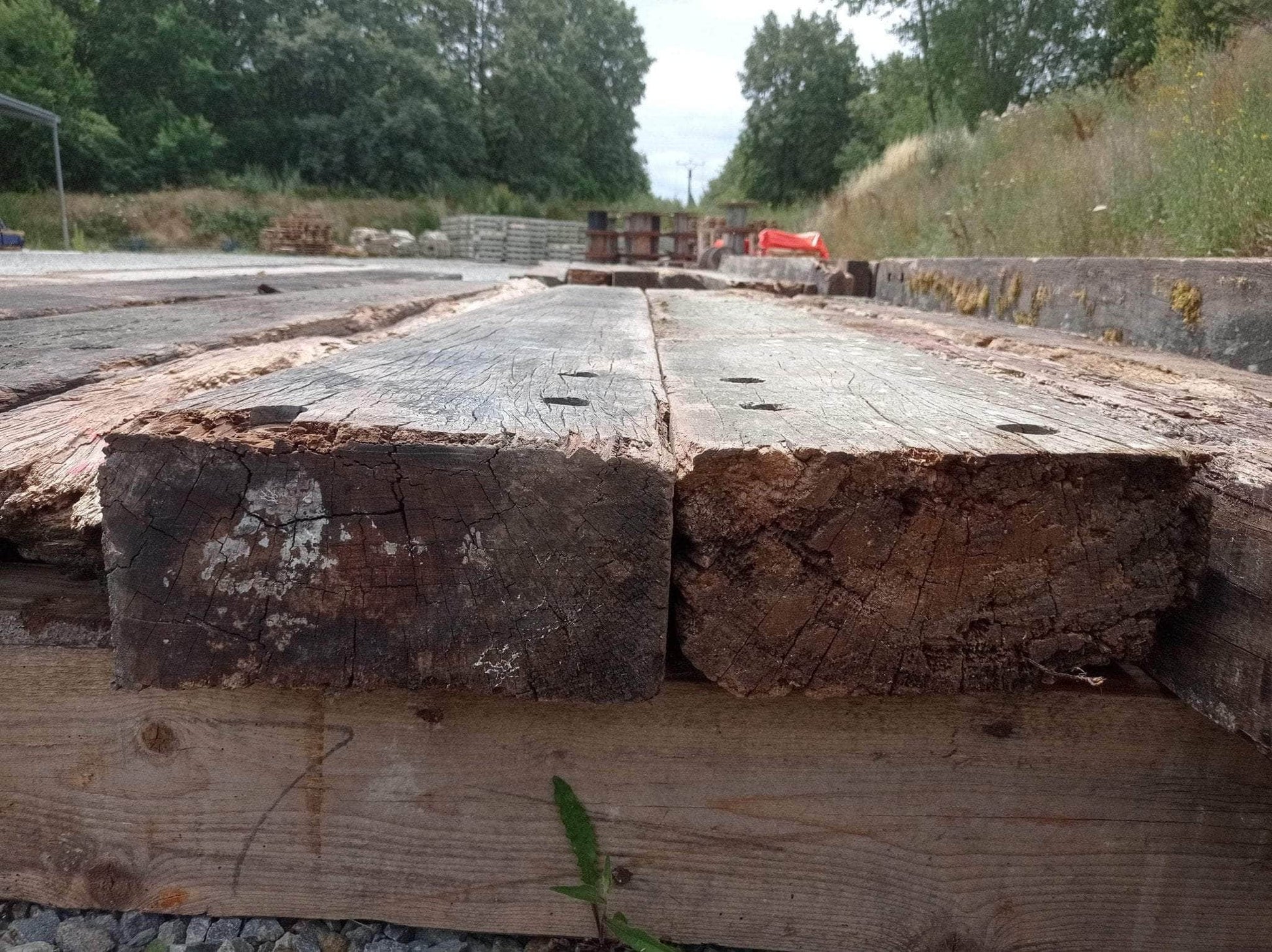 Bois brut  -  Traverses en bois exotique sections 150x300 mm, longueur entre 0,5ml et 5ml, vendu au ml, bon état de conservation (réemploi)