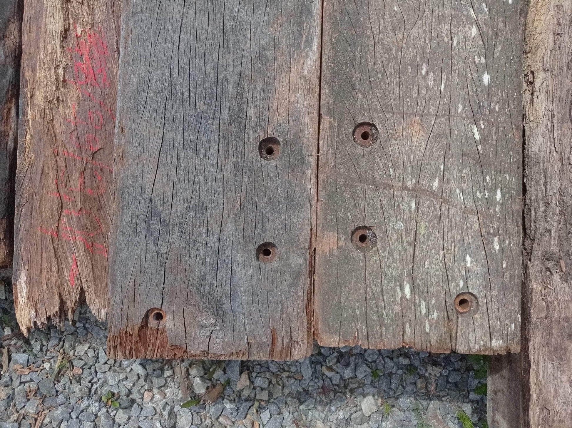 Bois brut  -  Traverses en bois exotique sections 150x300 mm, longueur entre 0,5ml et 5ml, vendu au ml, bon état de conservation (réemploi)
