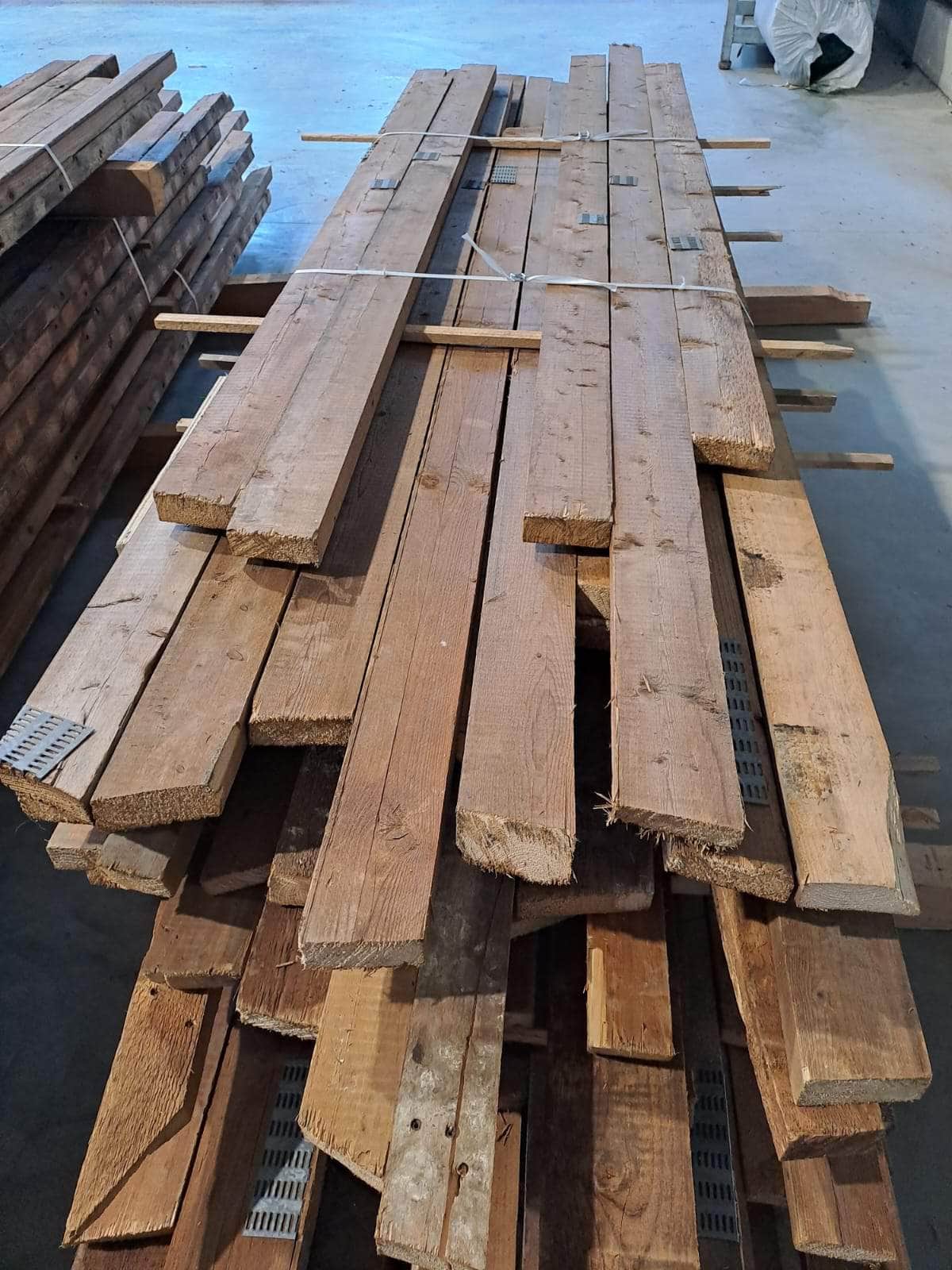 Planche  -  Bois de fermettes traités, ép: 35 mm. Longueur: 2 à 3 ml
