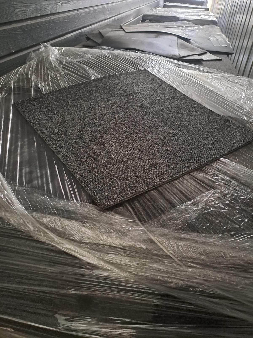 Sols (réemploi)  -  Dalle de moquette grise TECSOM 50x50 cm (réemploi)