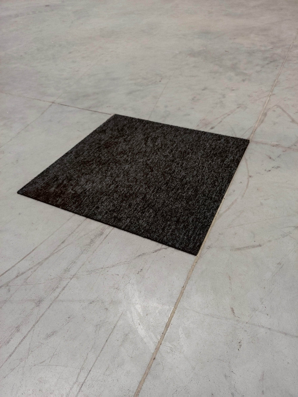 Sols (réemploi)  -  Dalle de moquette gris anthracite 50x50 cm Interface (réemploi)