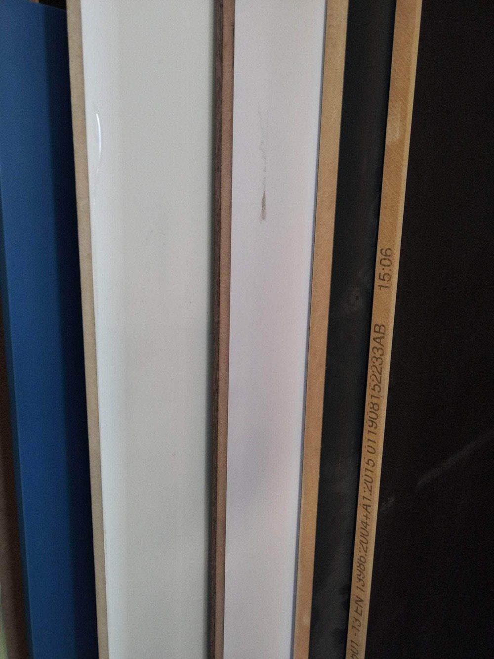 Menuiseries (réemploi)  -  Chutes de panneaux stratifiés de coloris et formats divers, vendu au panneau (surplus de chantier)