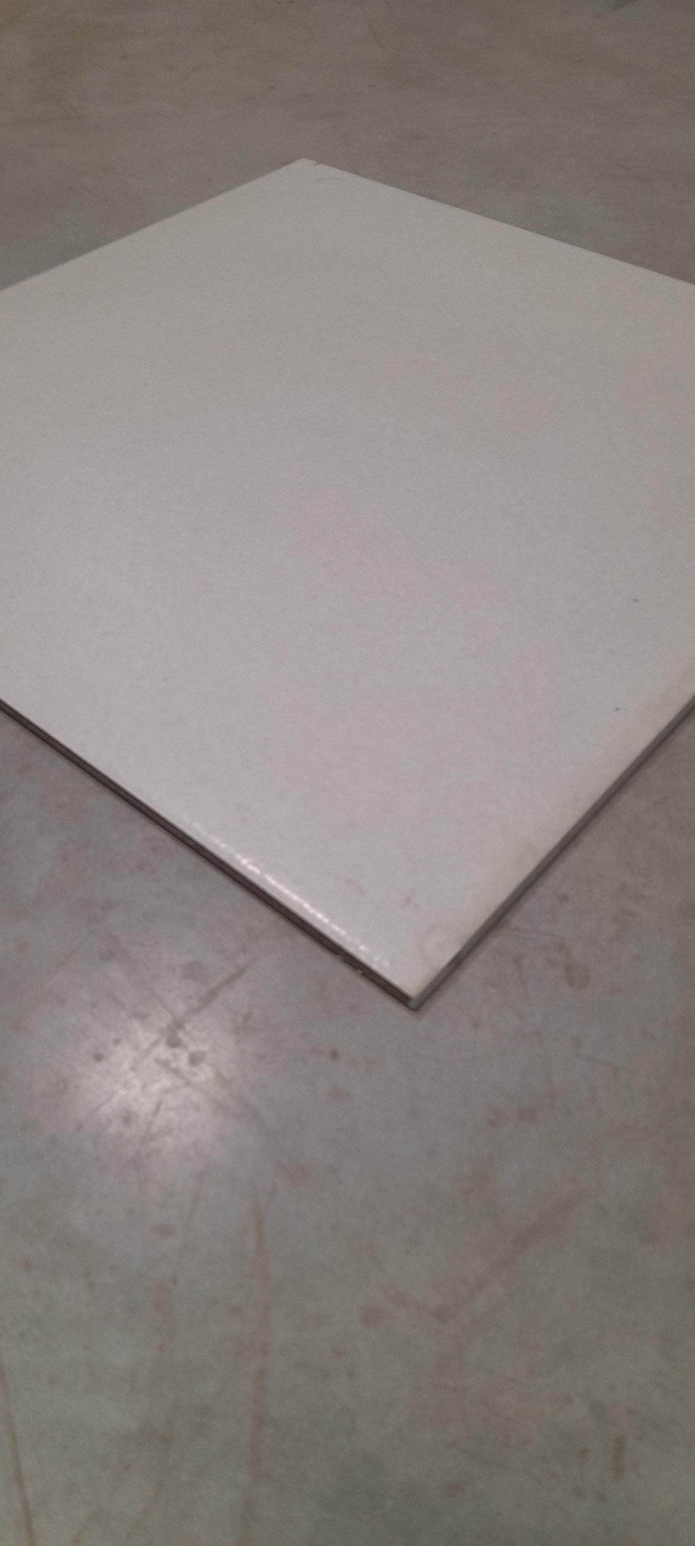 Sols (réemploi)  -  Carrelage de façade coloris blanc, effet très légèrement granité, 590 x 590 mm, ép 10mm (réemploi)