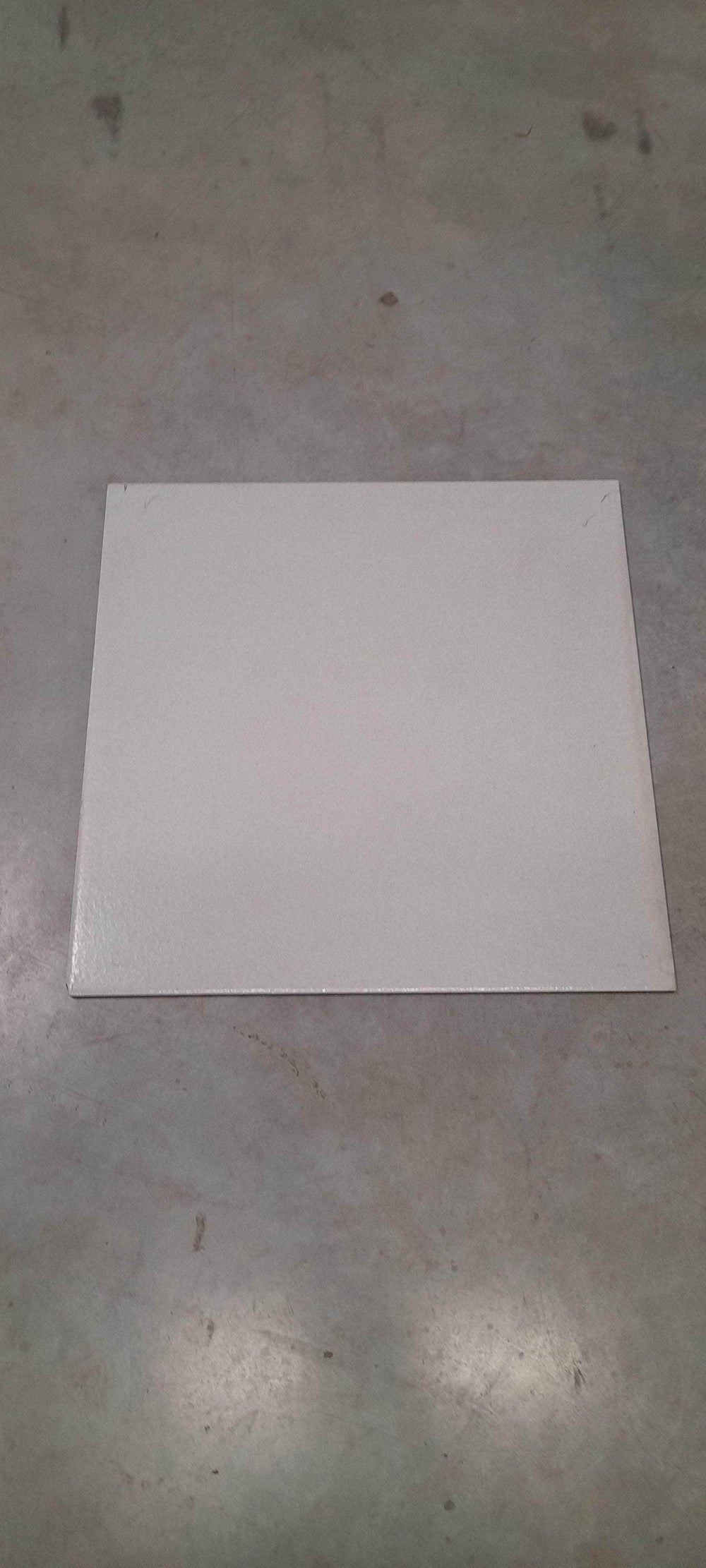 Sols (réemploi)  -  Carrelage de façade coloris blanc, effet très légèrement granité, 590 x 590 mm, ép 10mm (réemploi)
