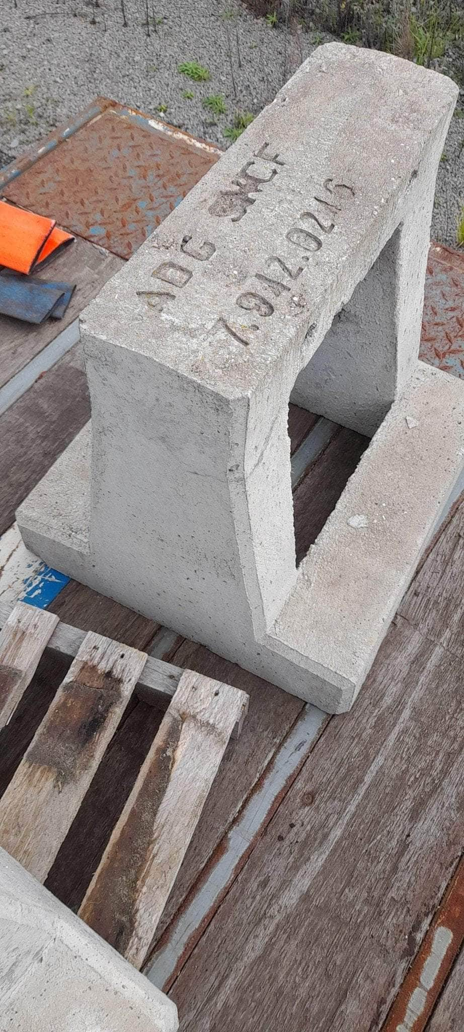 Extérieurs / VRD (réemploi)  -  Plot béton brut hauteur 50cm (réemploi)