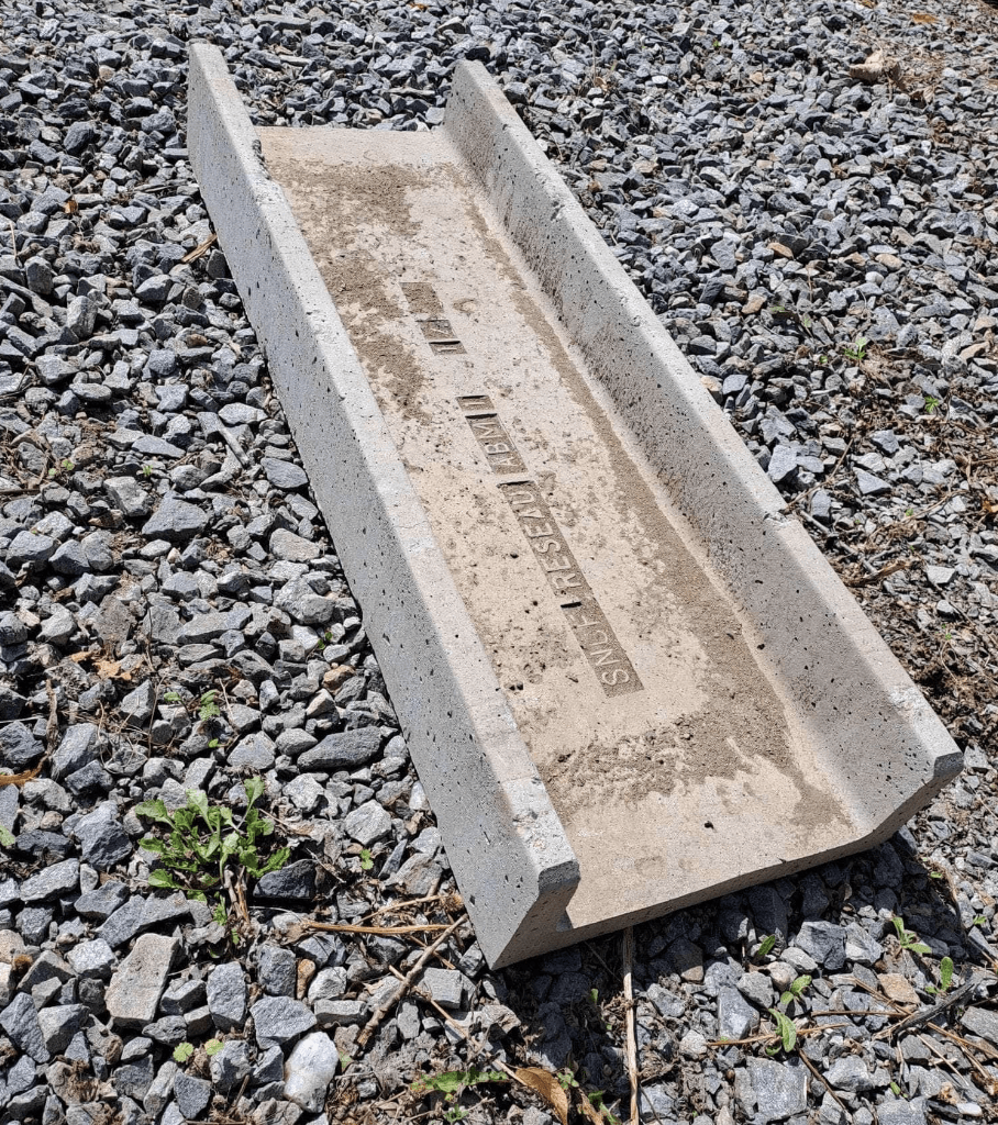 Extérieurs / VRD (réemploi)  -  Corps de caniveau à câble béton GM (Donges)