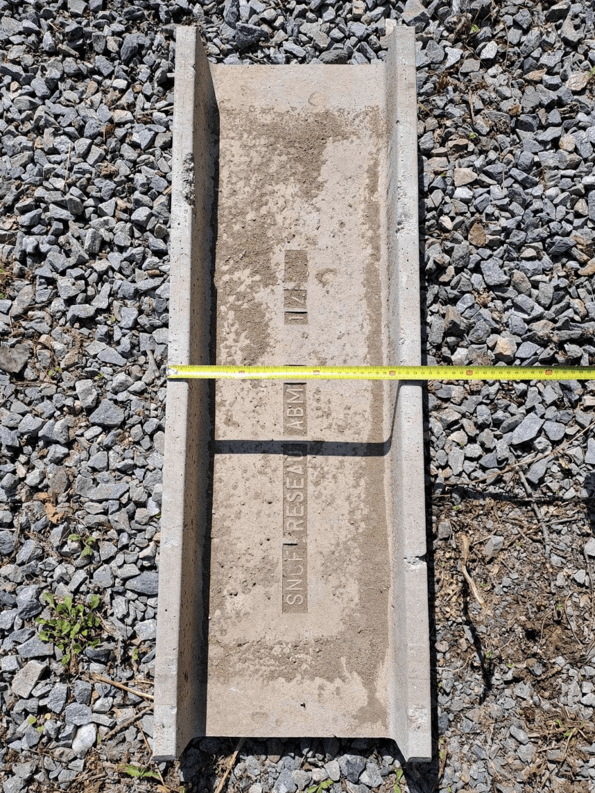 Extérieurs / VRD (réemploi)  -  Corps de caniveau à câble béton GM (Donges)