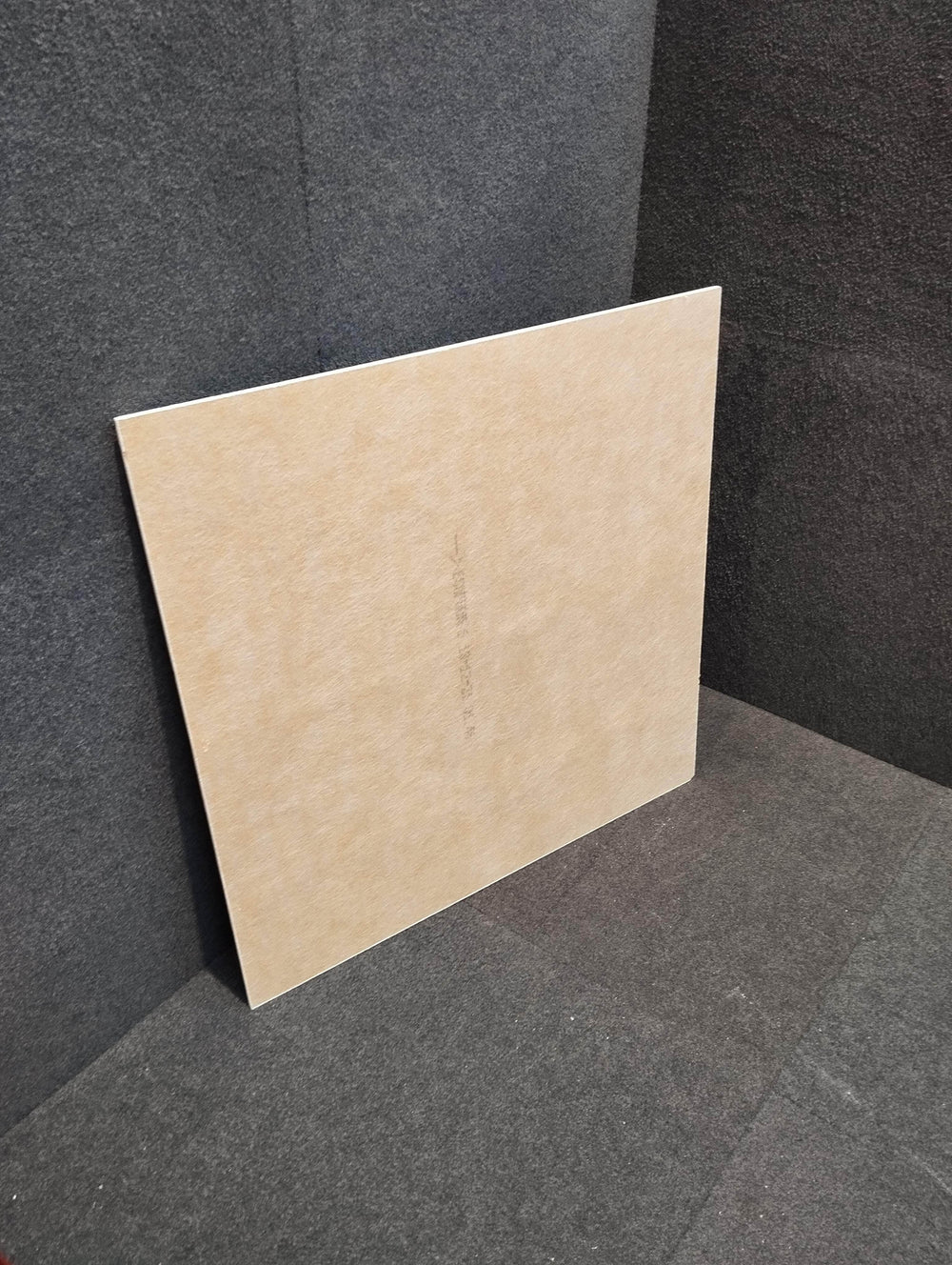 Cloison, isolation (réemploi)  -  Dalle faux plafond laine de verre, dimensions 58,5 x 58,5 cm  ep18 mm (réemploi)