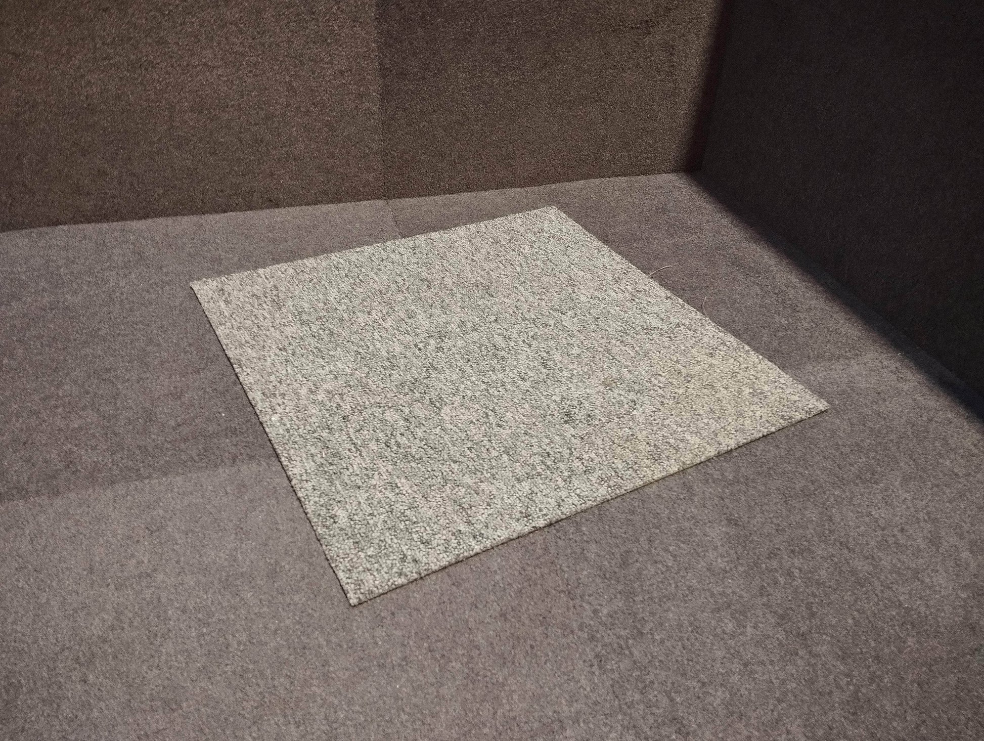 Cloison, isolation (réemploi)  -  Dalle de moquette desso grise 50x50 cm