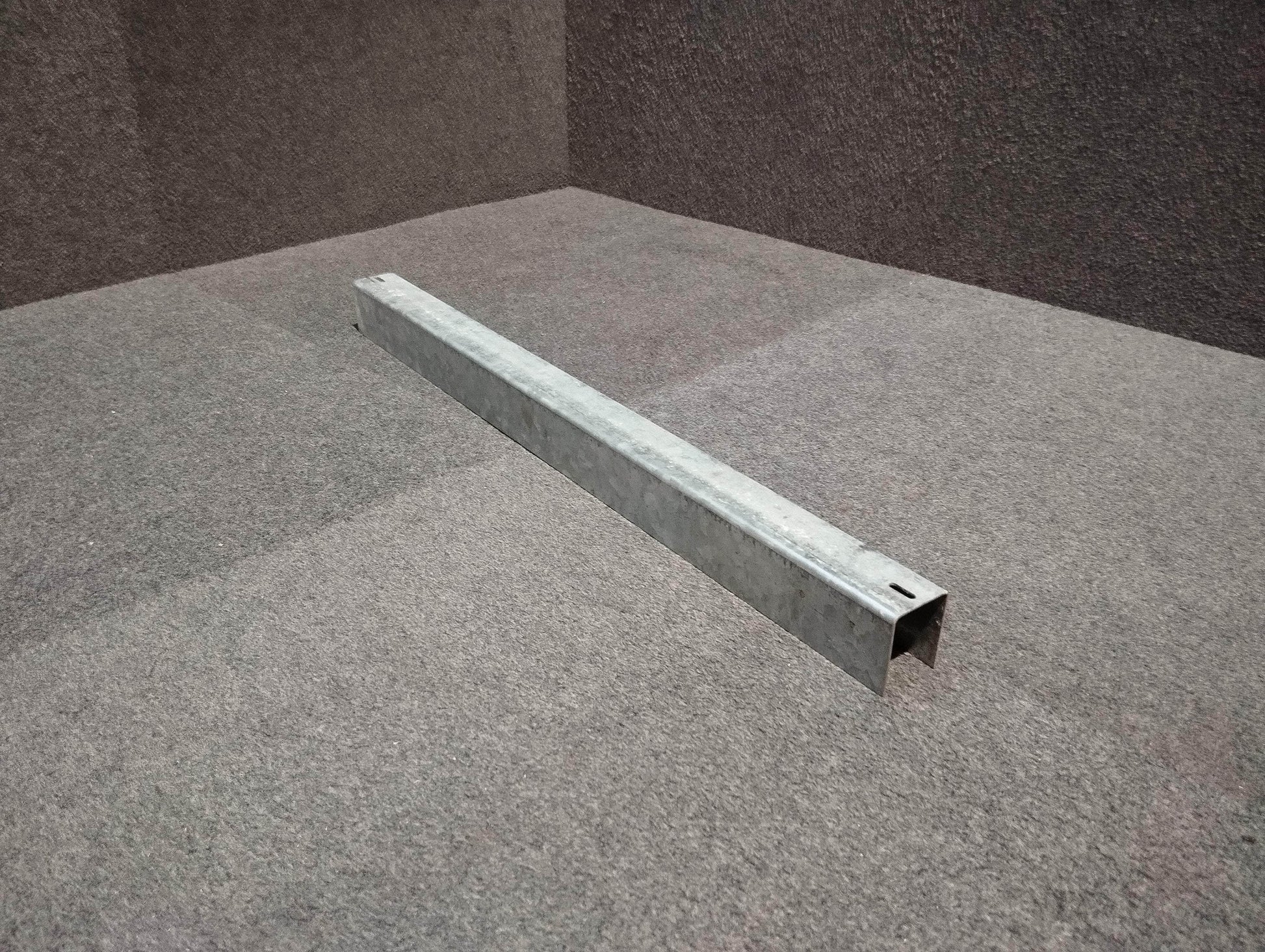 Quincaillerie (réemploi)  -  Cornière métal support faux plancher technique 556 x 42 x 38 mm (réemploi)
