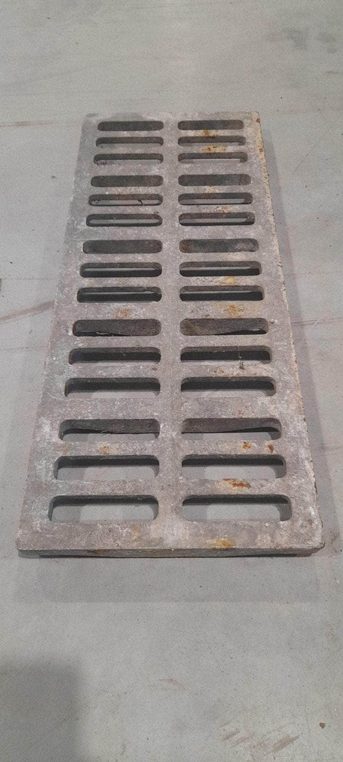 Extérieurs / VRD (réemploi)  -  Grille de caniveau en fonte 745 x 295 x 25 mm