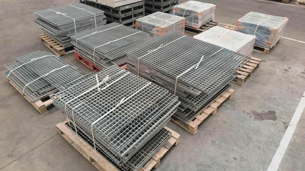 Structure métallique (réemploi)  -  Caillebotis acier gavanisé, maille 35x40mm, taille variables vendu au m² (réemploi)