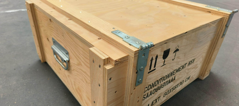 Quincaillerie (réemploi)  -  Caisse de transport en bois (contreplaqué) - 60x58x30 cm