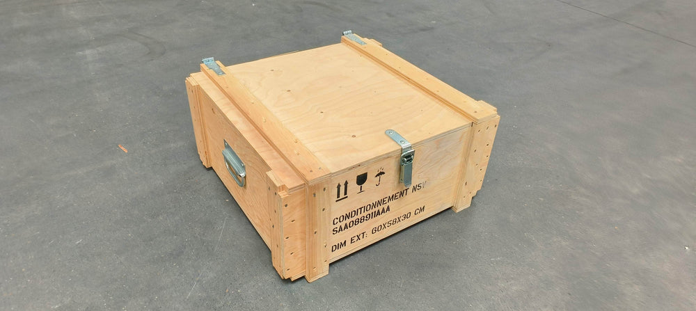 Quincaillerie (réemploi)  -  Caisse de transport en bois (contreplaqué) - 60x58x30 cm