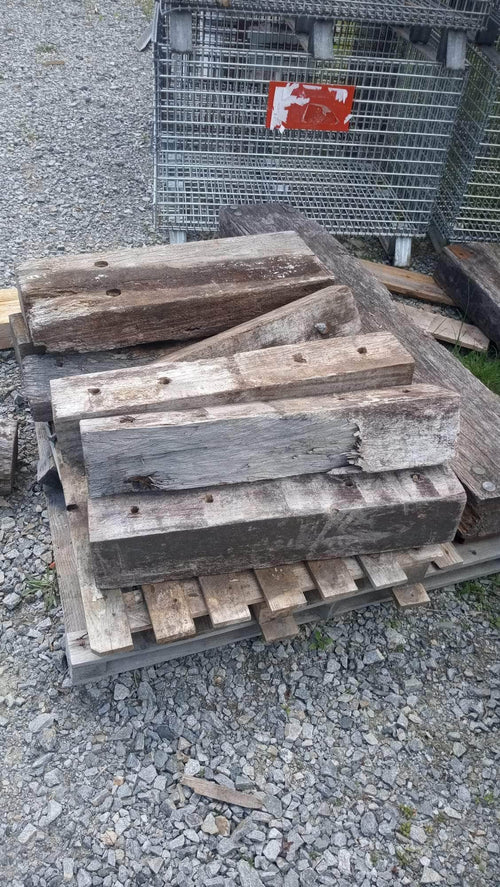 Bois brut (réemploi)  -  Traverses en bois exotique sections 150x150 mm, longueur 0,8 ml (réemploi)