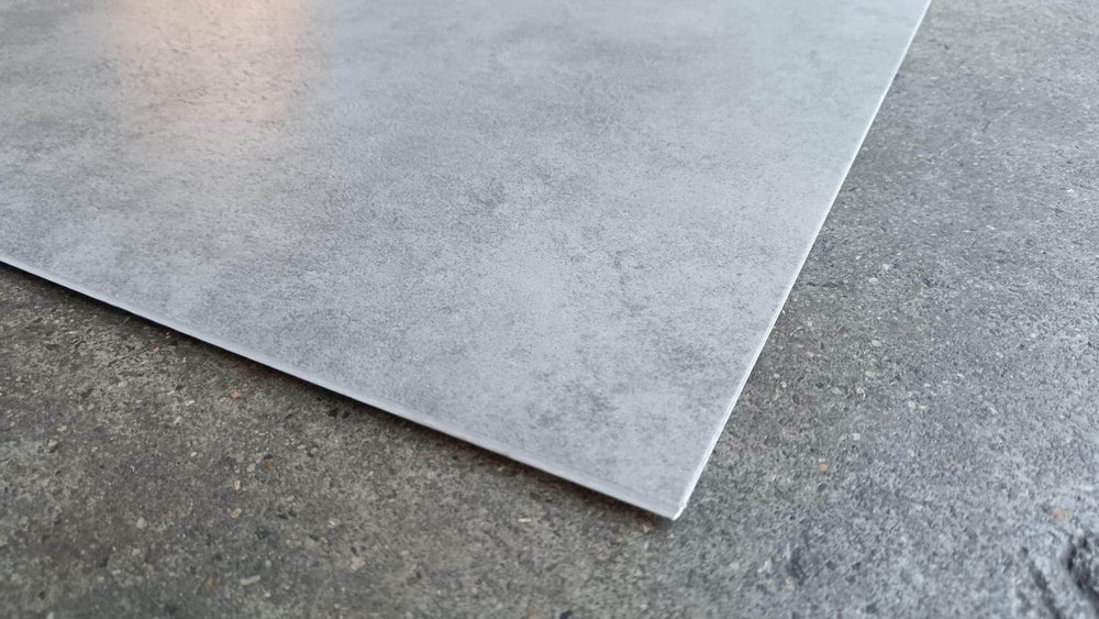 Sol PVC  -  Sol PVC-SPC imitation carrelage gris moyen classic - 915 x 474 × 5.5mm sous-couche intégrée (SPC103)