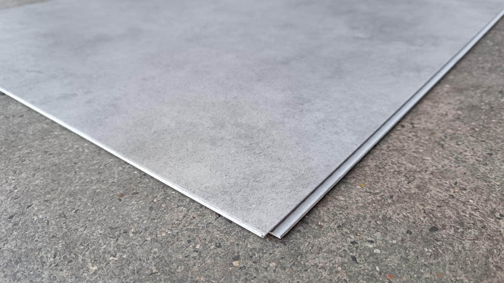 Sol PVC  -  Sol PVC-SPC imitation carrelage gris moyen classic - 915 x 474 × 5.5mm sous-couche intégrée (SPC103)