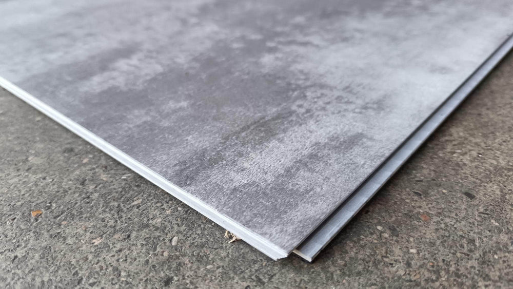 Sol PVC  -  Sol PVC-SPC imitation carrelage gris moyen béton indus - 940 x 470 × 6.0mm sous-couche intégrée (SPC104)