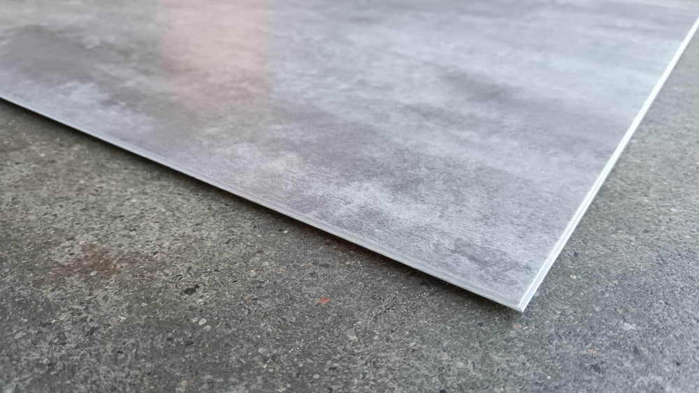 Sol PVC  -  Sol PVC-SPC imitation carrelage gris moyen béton indus - 940 x 470 × 6.0mm sous-couche intégrée (SPC104)