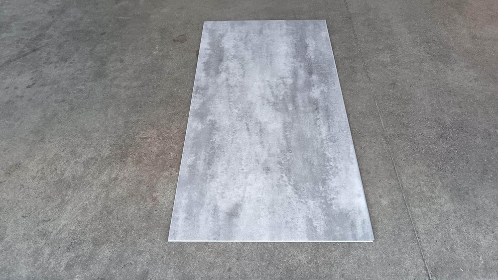 Sol PVC  -  Sol PVC-SPC imitation carrelage gris moyen béton indus - 940 x 470 × 6.0mm sous-couche intégrée (SPC104)