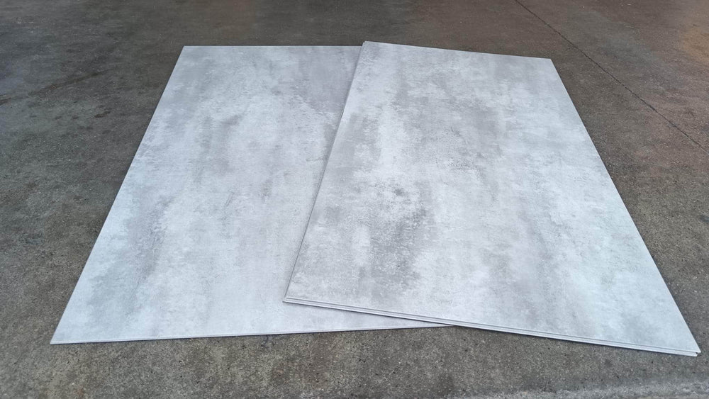 Sol PVC  -  Sol PVC-SPC imitation carrelage gris clair béton indus - 940 x 470 × 6.0mm sous-couche intégrée (SPC105)