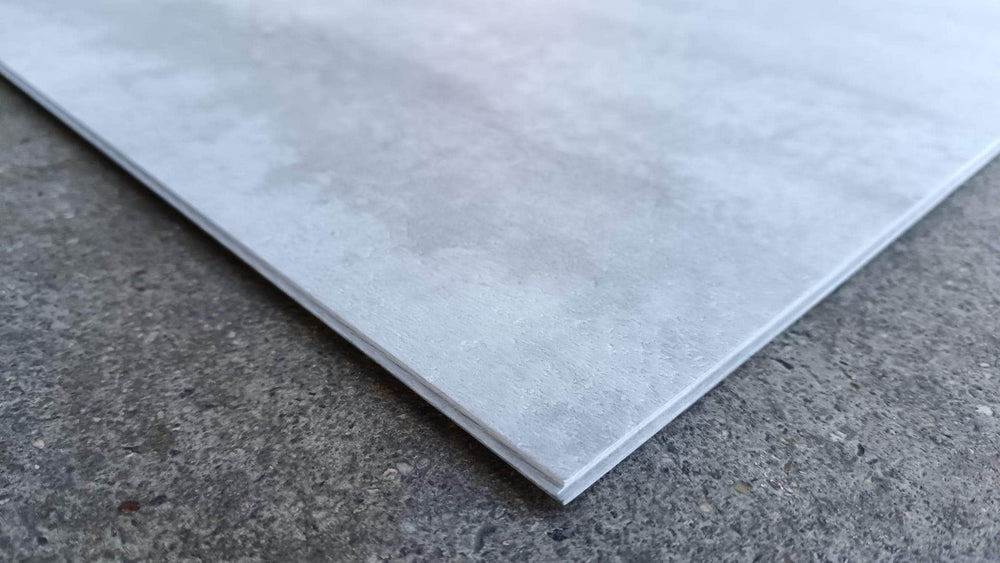 Sol PVC  -  Sol PVC-SPC imitation carrelage gris clair béton indus - 940 x 470 × 6.0mm sous-couche intégrée (SPC105)