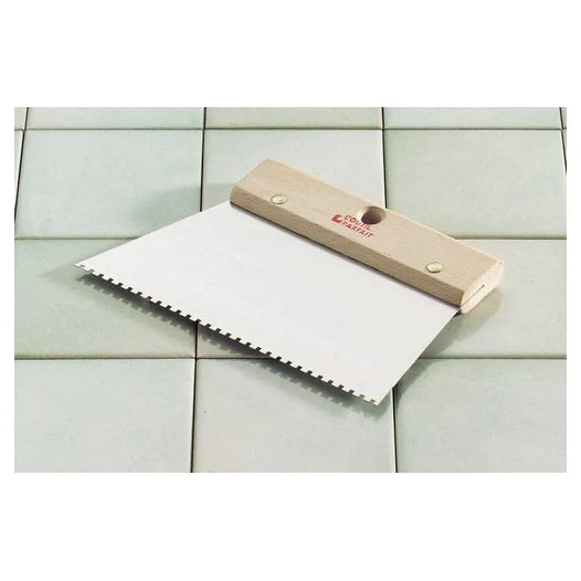 Couteau À Colle Rectangle - Lame Acier Trempé Vernie - Denture 4x2.5x1.5 mm - Moyenne - Poignée Bois Hêtre PEFC - Pour Revêtements Type LVT², PVC Homogène, VSM
