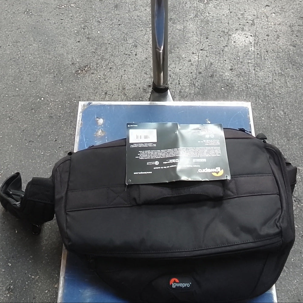 Petite sacoche noire  - 430 x 230 x 150 mm - LOWEPRO