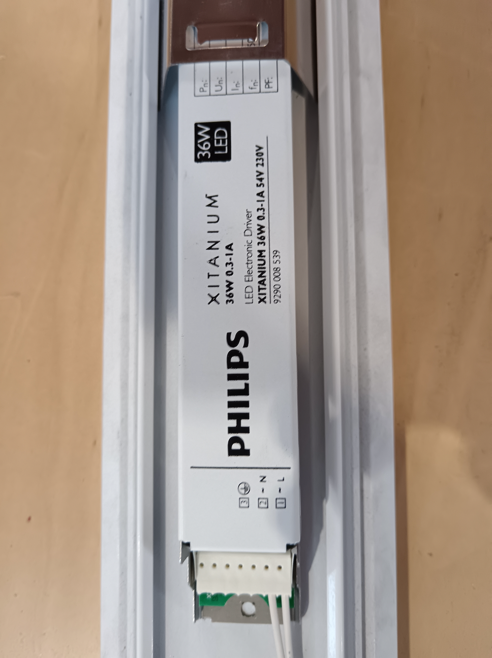 Réglette LED  - 1190 x 95 x 40 mm