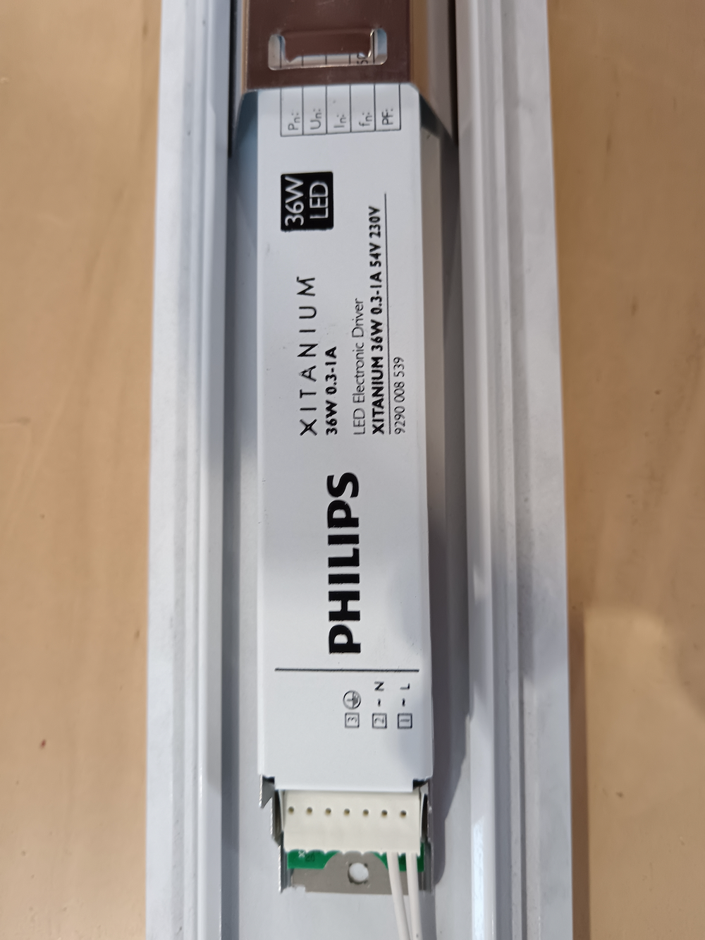 Réglette LED  - 1190 x 60 x 40 mm