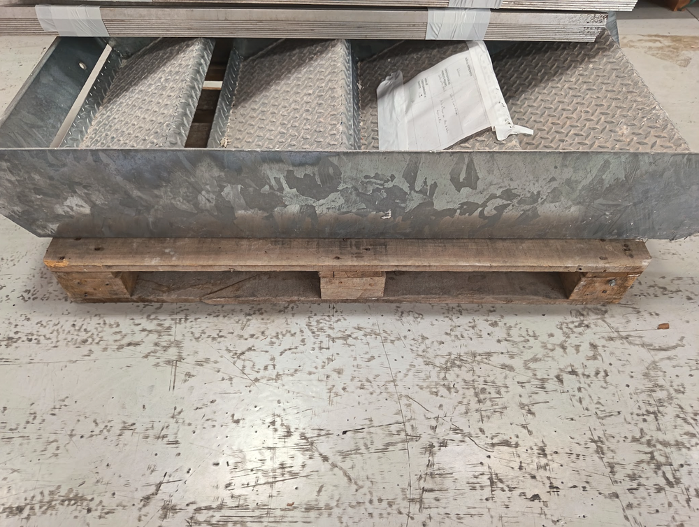Escalier acier galvanisé 4 marches - 1200 x 800 x 1200 mm — vue 2