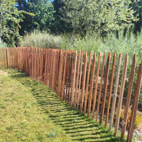 Ganivelle bois massif bois exotique rouge - hauteur 120 cm - L=5m - appointée (ecart 6/7 cm)