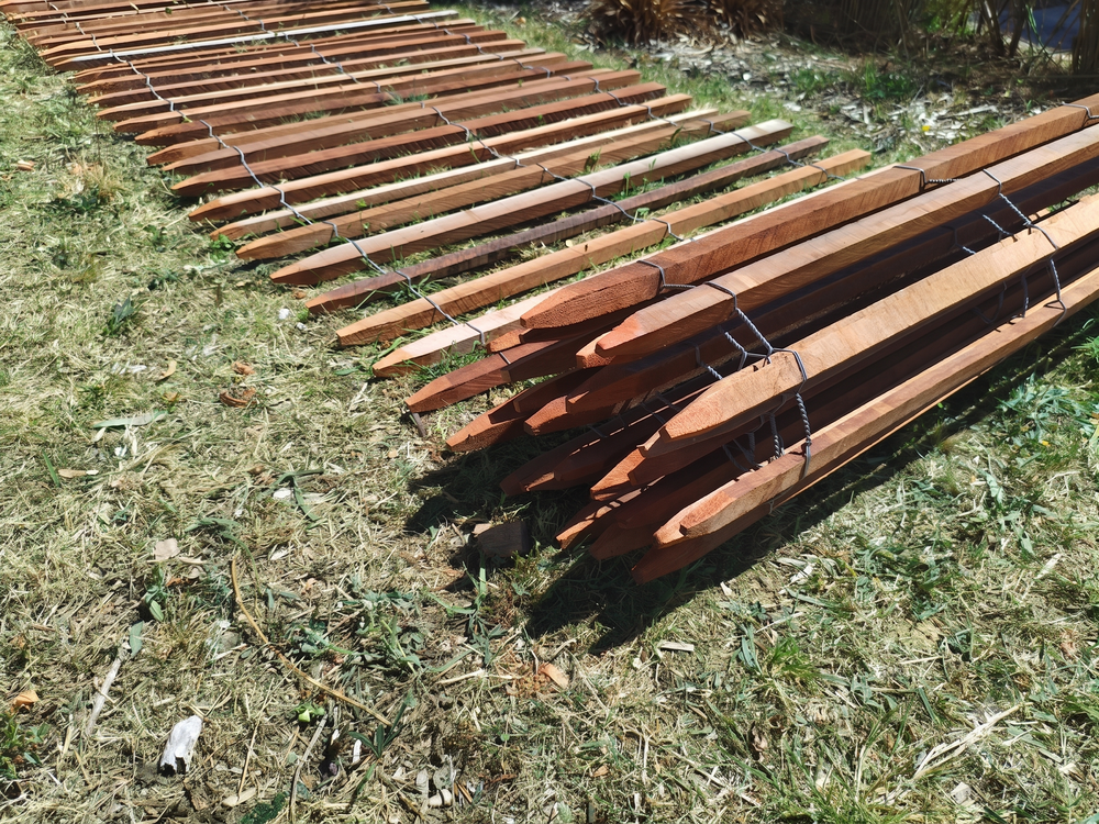 Ganivelle bois massif bois exotique rouge - hauteur 120 cm - L=5m - appointée (ecart 6/7 cm)