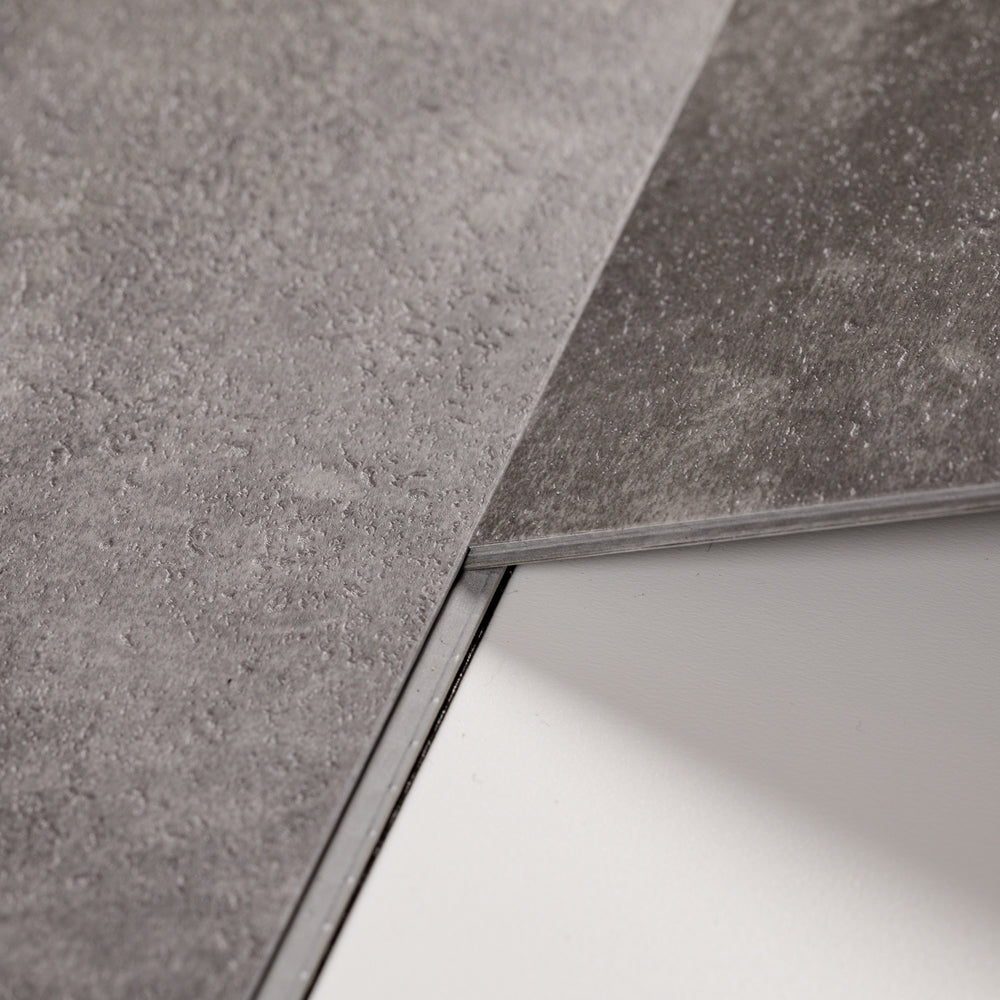Sol PVC-SPC clipsable imitation carrelage gris moyen béton indus - 940 x 470 × 6 mm sous-couche intégrée (SPC104)